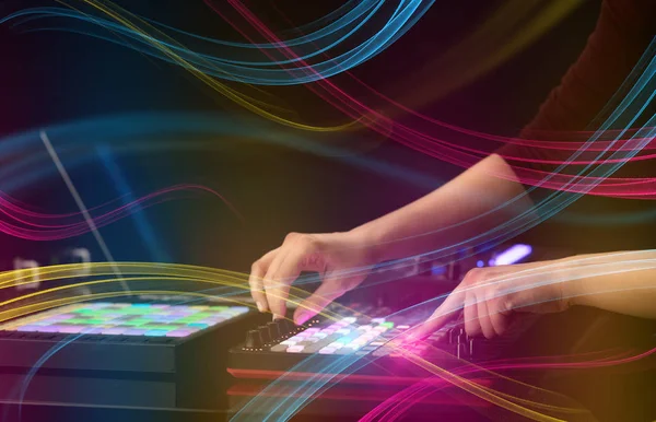 Mão misturando música no controlador midi com conceito de vibração colorida — Fotografia de Stock