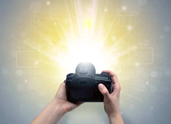 Hand nemen foto met gloeiende flash concept — Stockfoto