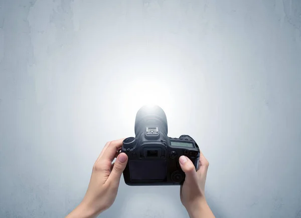 Hand photo shooting an empty grey wall — Stock Photo, Image