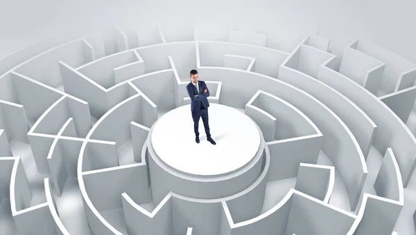 Uomo d'affari in piedi sulla cima di un labirinto — Foto Stock