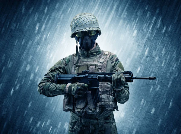 Bewaffneter Soldat steht im Regen — Stockfoto