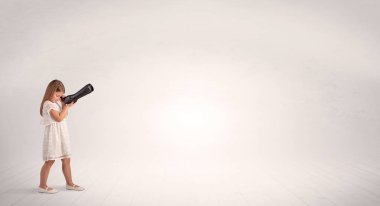 Spyglass boş bir alana bakarak çocuğun