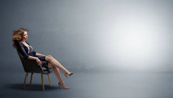 Elegante mulher modelagem em um estúdio vazio — Fotografia de Stock