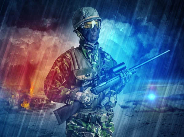 Soldado armado parado en medio de una tormenta de polvo — Foto de Stock