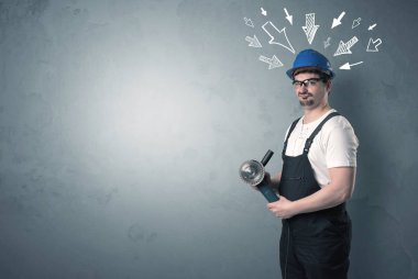 Elini ve ok başının üzerinde araçlarıyla çalışma adam.