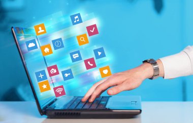 El laptop renkli uygulama simgeler ve semboller kavramı ile kullanma