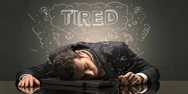 ビジネスマンは、アイデア、睡眠と疲れの概念と彼の職場で眠ってください。 — ストック写真