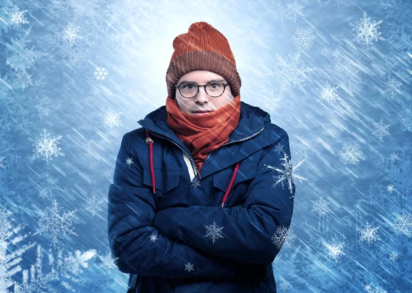 Мальчик замерзает в теплой одежде и снегу — стоковое фото