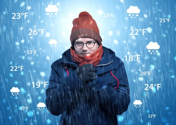 Garçon gelant dans des vêtements chauds avec le concept de condition météorologique — Photo