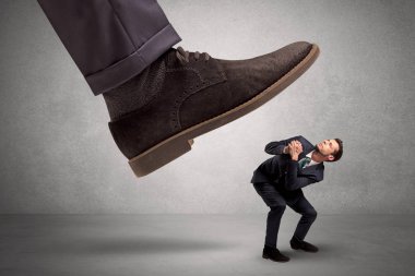 Çalışan büyük patron ayak korkuyor