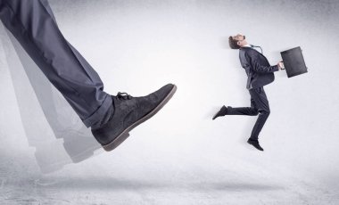 Siyah ayakkabı tekme küçük adam