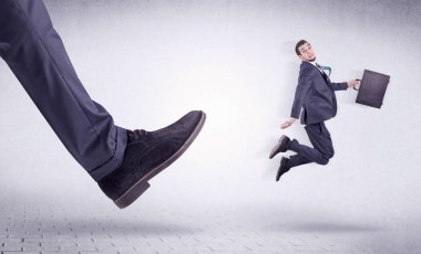 Genç bir işçi tarafından Koca ayak evden attı