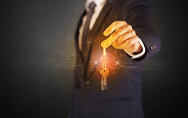 Takım elbiseli adam el tuşları