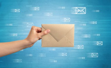 Zarf mesaj sembolleri tutan el