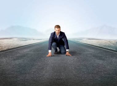 Hazır konumda diz çökmüş işadamı