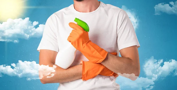 Concept ensoleillé avec femme de ménage et gants orange — Photo