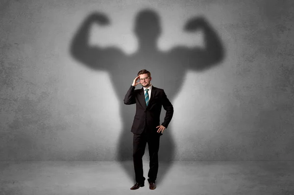 Uomo d'affari con ombra muscolare alle spalle — Foto Stock