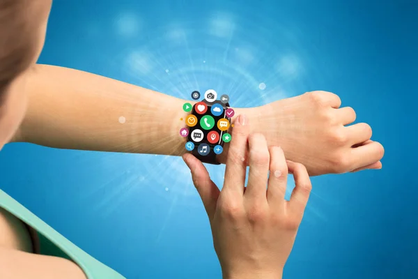Smartwatch dengan ikon aplikasi . — Stok Foto