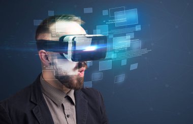 İşadamı ile sanal gerçeklik koruyucu gözlük
