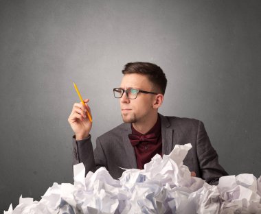 İşadamı buruşuk kağıt arkasında