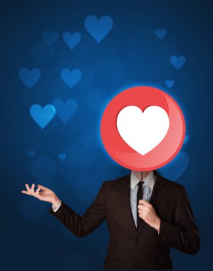 Kalp işareti tutan işadamı 