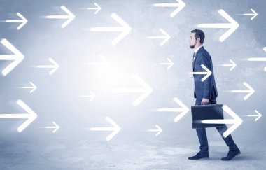 İşadamı bir yolda gidiyor