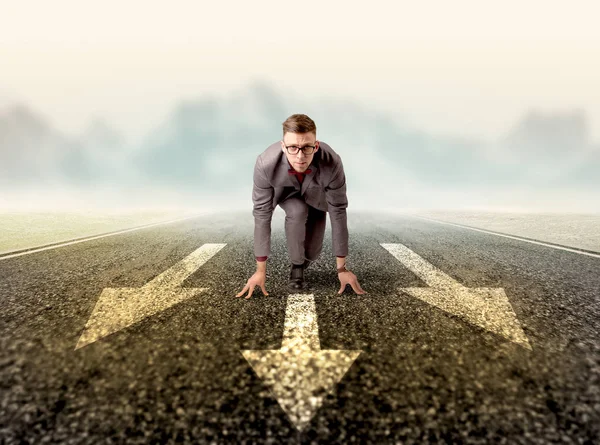 Businessman kneeling in ready position — Stock Photo, Image