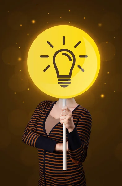 Woman holding lightbulb sign — Stock Photo, Image