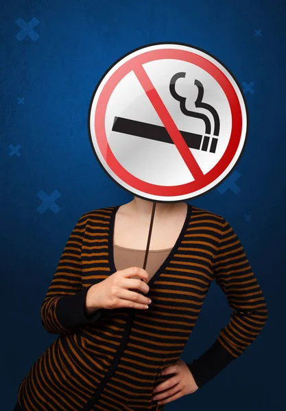 禁煙サインを保持していない女性 — ストック写真