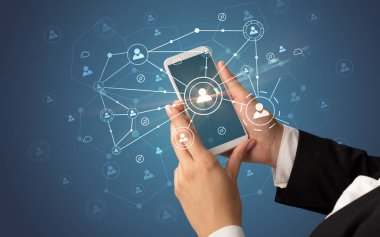 İnsanlar kavramı bağlanmak için Smartphone kullanarak ele