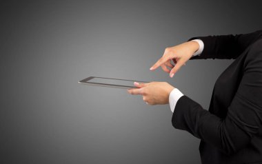 Mockup el holding tablet