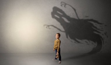 Çocuk arkasında korkunç hayalet gölge