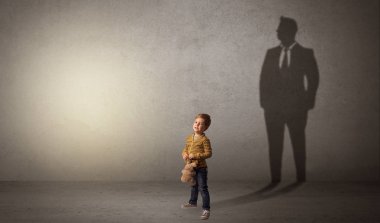 İşadamı gölge olan küçük çocuk