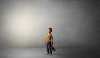 Bos bir odada küçük waggish çocuk