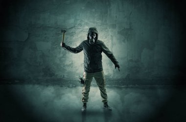 Tehlike adamın önünde bir ufalanan duvar