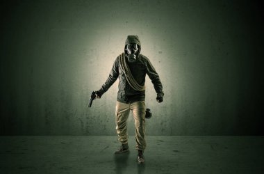 Ajan silah ile karanlık bir alanda