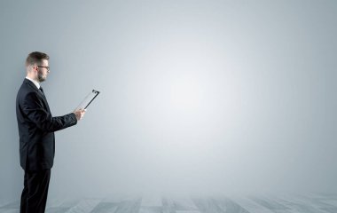 Boş bir alanda ayakta işadamı