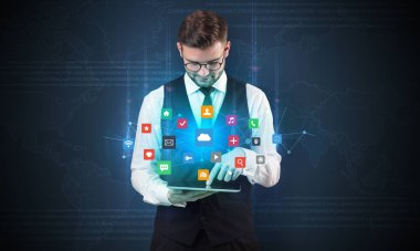 Tablet ve uygulama ile genç işadamı