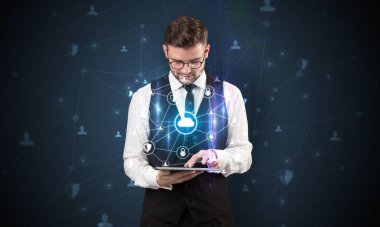 Güvenli bulut kavramı ile işadamı ve tablet