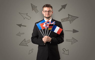 Neşeli çocuk bayrak ve yayla etrafında ayakta