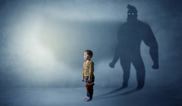 Roztomilé dítě s hrdinou stín za — Stock fotografie
