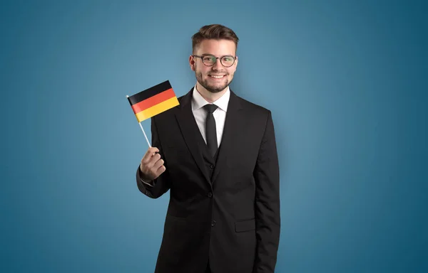 Estudiante guapo de pie con bandera nacional — Foto de Stock