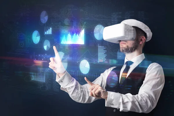 Man met Vr bril met grafieken en rapporten — Stockfoto