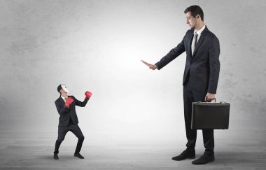 Küçük maskeli işadamı için yalvarıyor işadamı