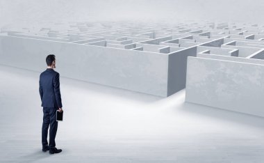 Bir labirent meydan okuma başlayan işadamı