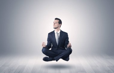 İşadamı bir boşluk kavramı içinde meditasyon