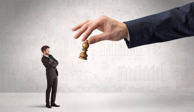 İşadamı grafikler arka plan ile bir satranç oyununda sonraki adım yapmak korkuyor