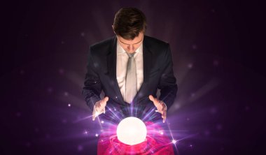 Kristal top eylem ile oturan işadamı