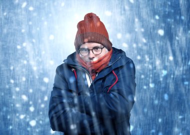 Yakışıklı çocuk kar fırtınası kavramı titreme