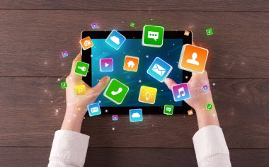 El tablet sıçrama uygulama simgeleri kavramı ile kullanma
